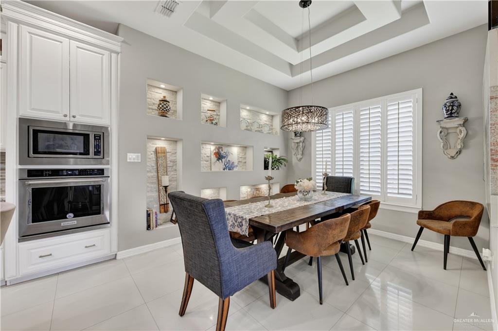 Photo 13 of 908 Iroquois Avenue