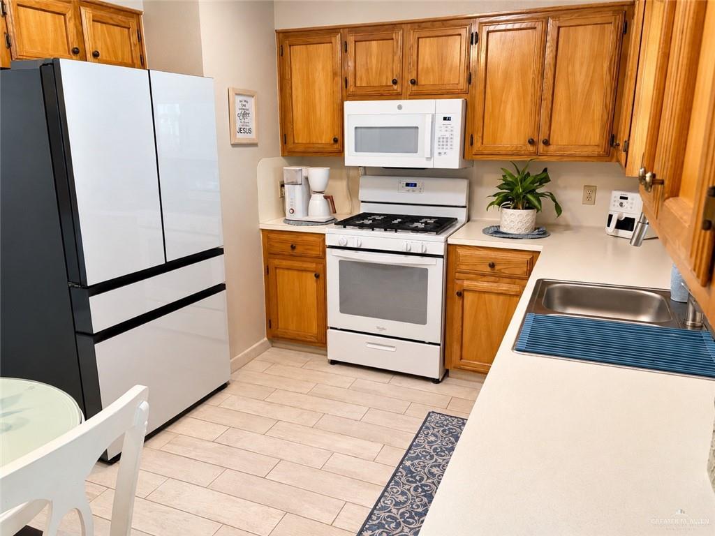 Photo 4 of 2107 Mockingbird Street