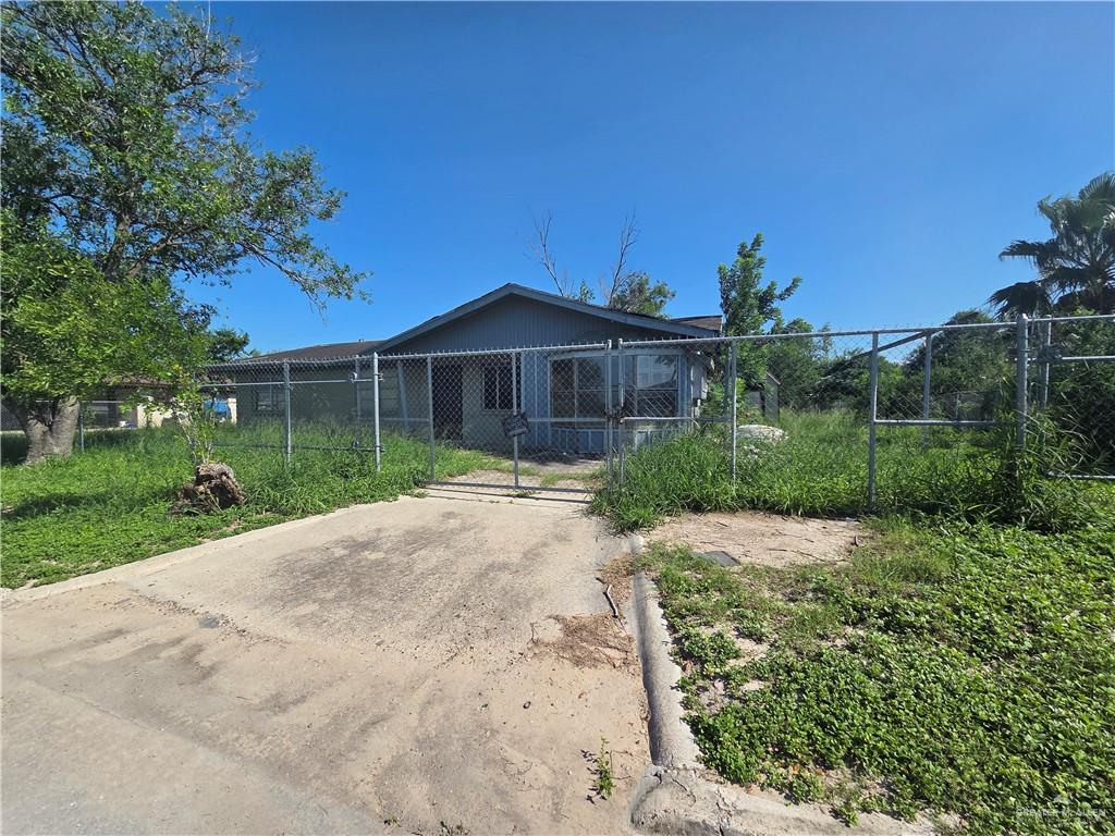 Photo 2 of 902 Alberta Road