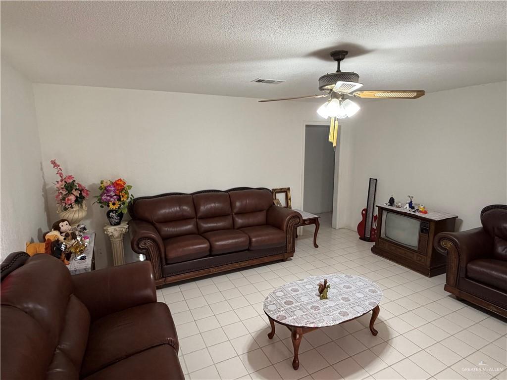 Photo 2 of 804 Gladiator Boulevard