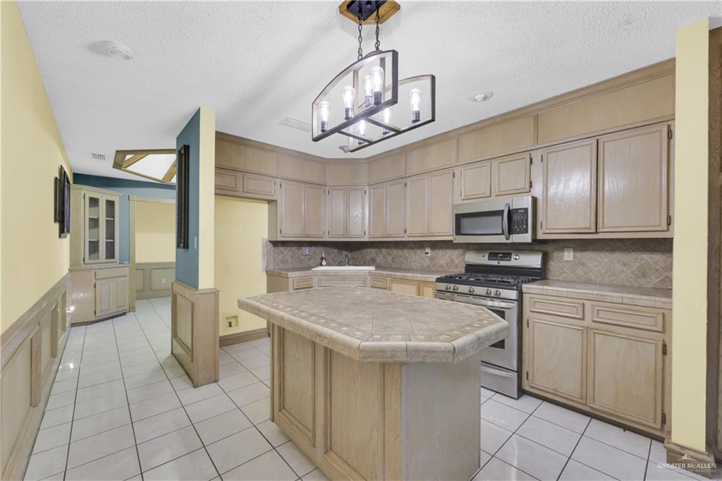 Photo 9 of 801 Meadow Wood Drive