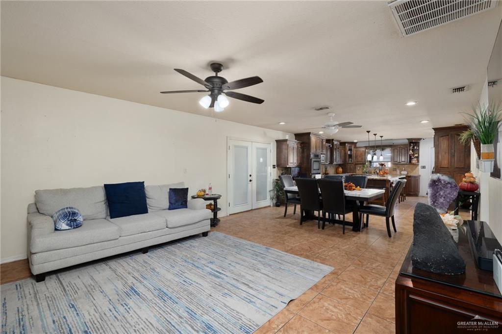 Photo 4 of 1222 Bluebonnet Street