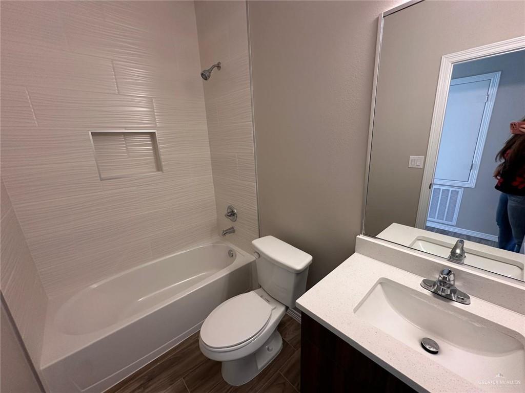 Photo 10 of 3908 Walnut Avenue #2
