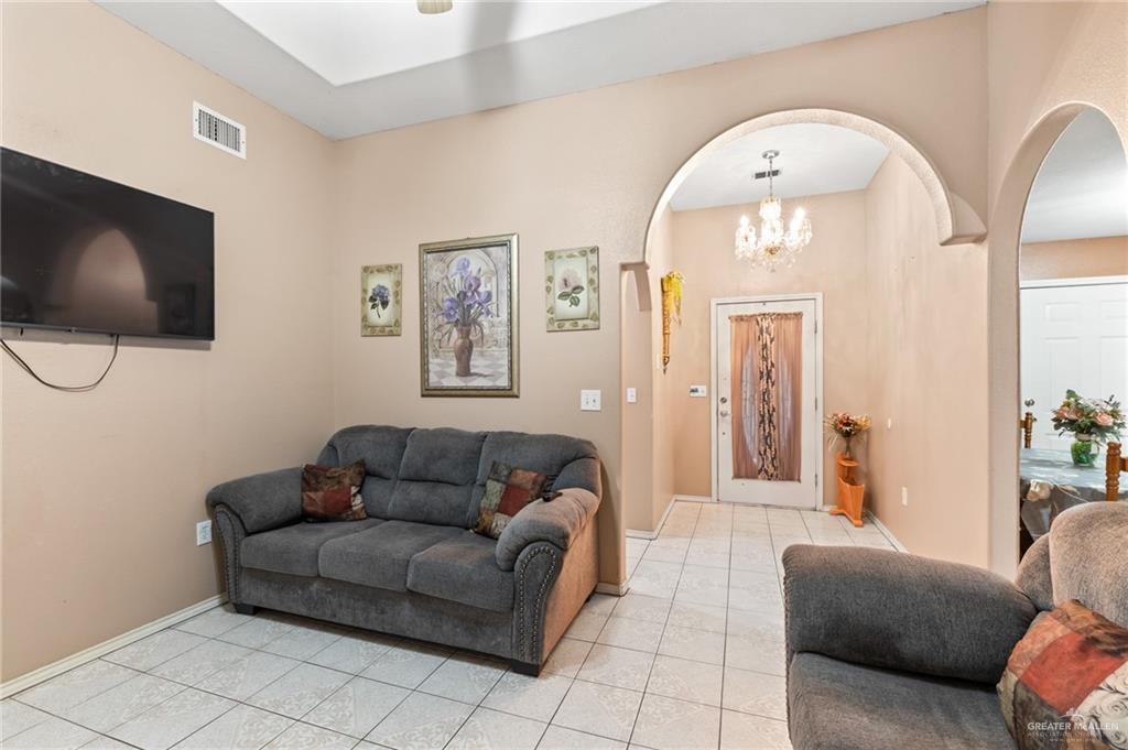 Photo 3 of 631 Toppenish Street