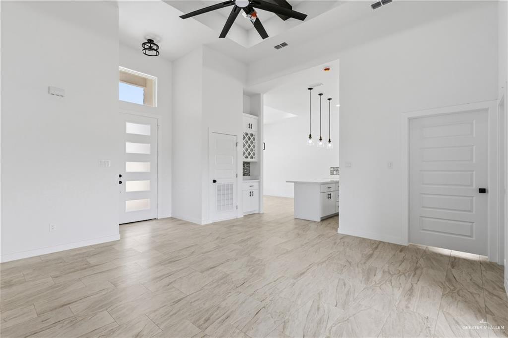 Photo 3 of 1301 Evergreen Avenue