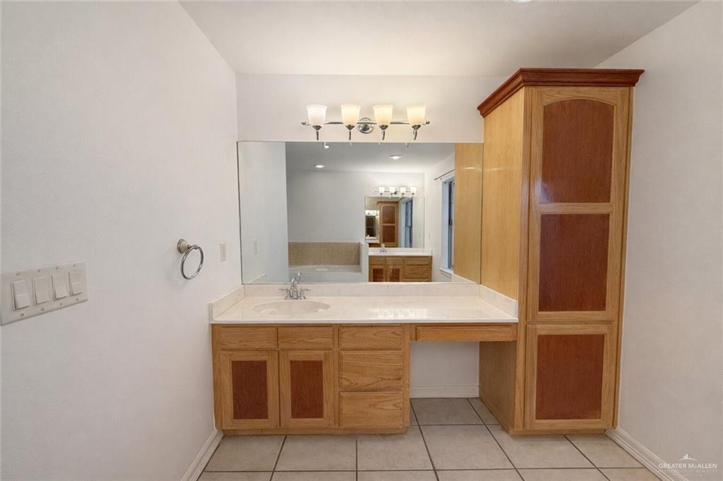 Photo 11 of 2716 Duke Avenue