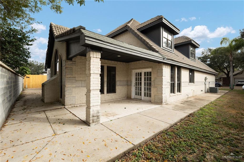 Photo 35 of 915 Durango Street