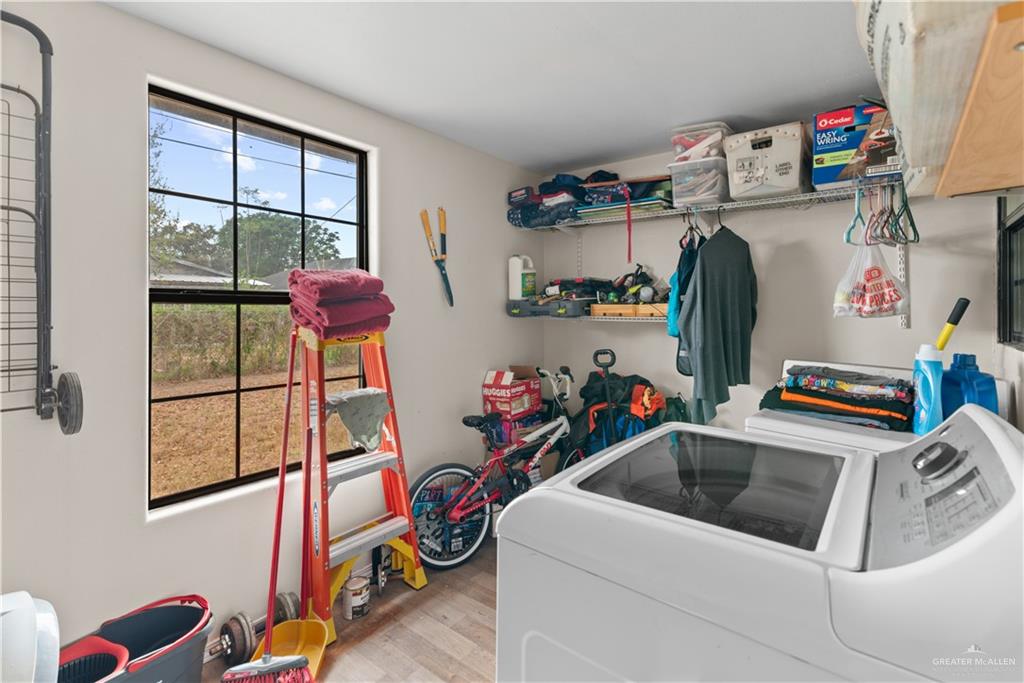 Photo 11 of 915 Los Ebanos Street