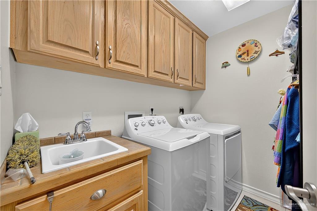 Photo 10 of 2524 Leslie Street