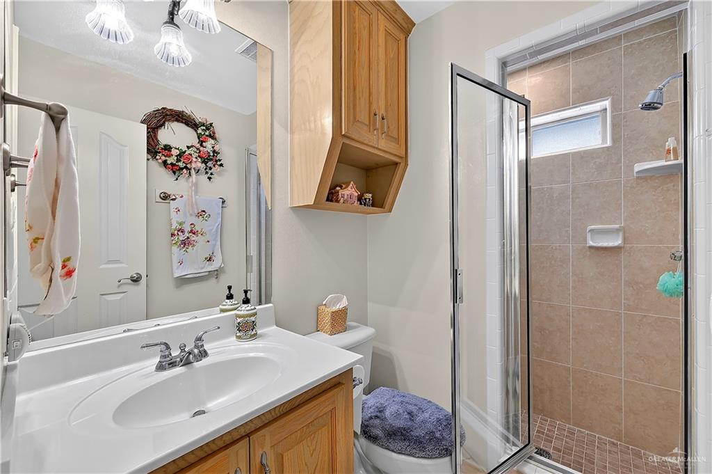 Photo 8 of 2524 Leslie Street