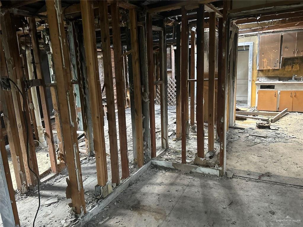 Photo 5 of 405 Hiawatha Street
